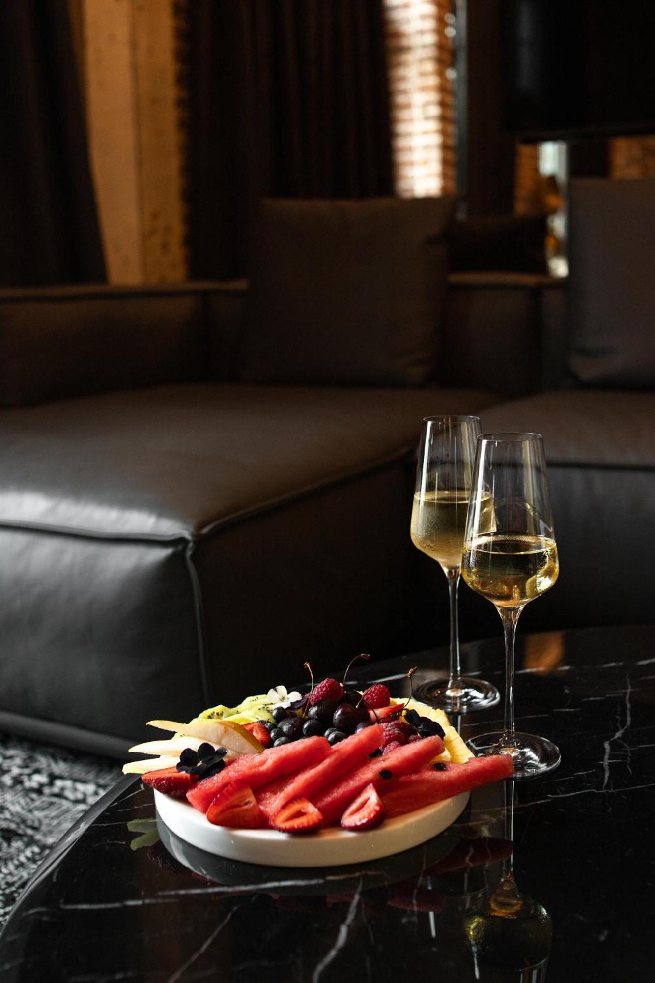 Mandarin Club House Hotell Batumi Exteriör bild